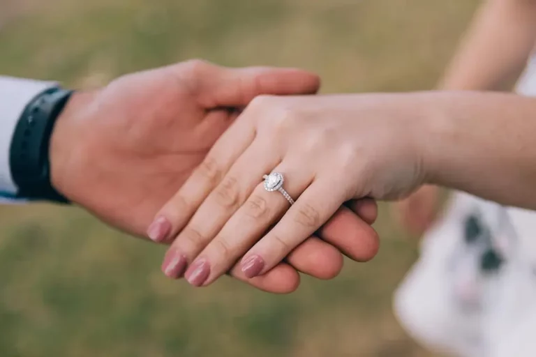 oval-diamond-engagement-ring-popular-shape (1)